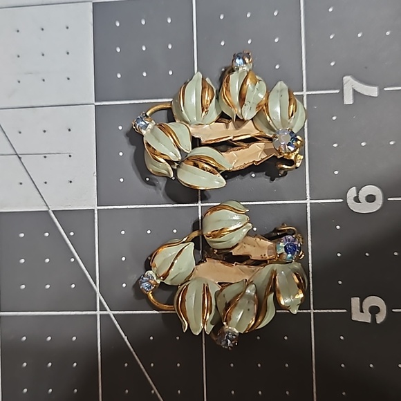 Vintage Made in Austria Clip Earrings - Picture 4 of 9